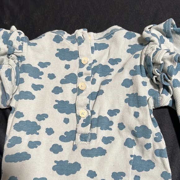 Kate Quinn ruffle sleeve onesie - Picture 6 of 6